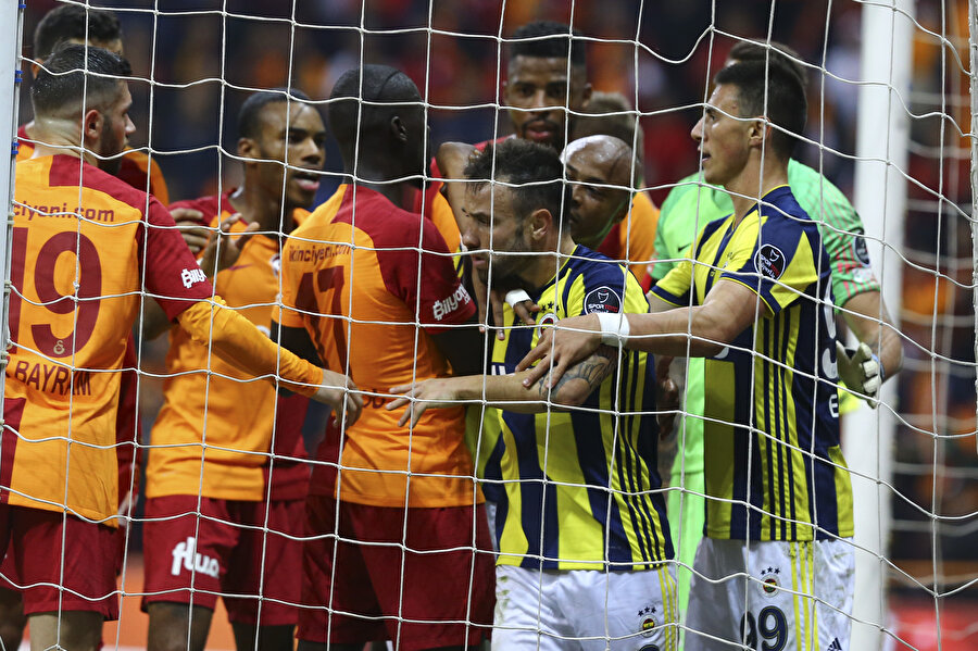 Valbuena, Galatasaray'a attığı penaltı golünün ardından topu santra noktasına götürmek için sarı kırmızılı oyuncularla mücadele veriyor.