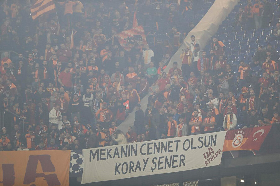 Galatasaray tribünlerinde yer alan Koray Şener pankartı.