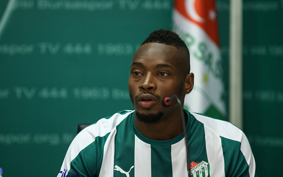 Diafro Sakho, imza töreninde basın mensuplarının sorularını yanıtladı.