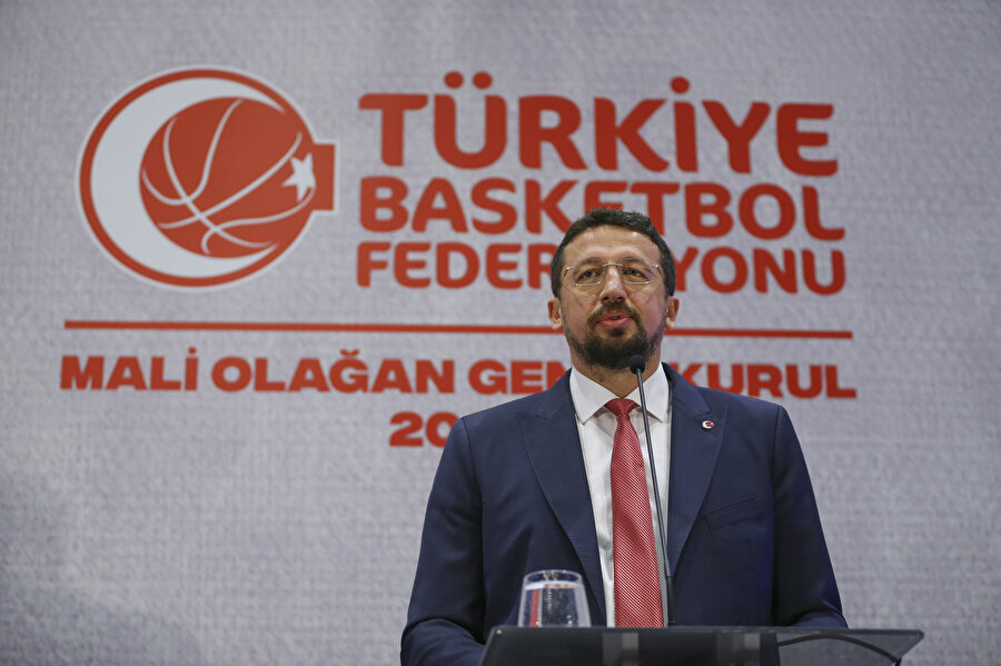 Hidayet Türkoğlu Türkiye Basketbol Federasyonu Mali Olağan Genel Kurulu'nda konuşma yaparken.