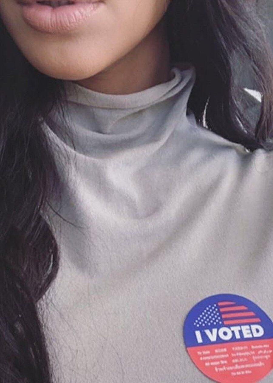 Kim Kardashian, sosyal medya üzerinde ABD'li ünlülerin başlattığı 'Oy Verdim' kampanyasına desteğini, oy kullandıktan sonra çektiği fotoğrafı sosyal medya hesabından paylaşarak gösterdi.