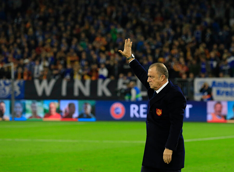 Fatih Terim, Schalke 04 deplasmanında takımı yalnız bırakmayan Galatasaray taraftarlarını selamlıyor...