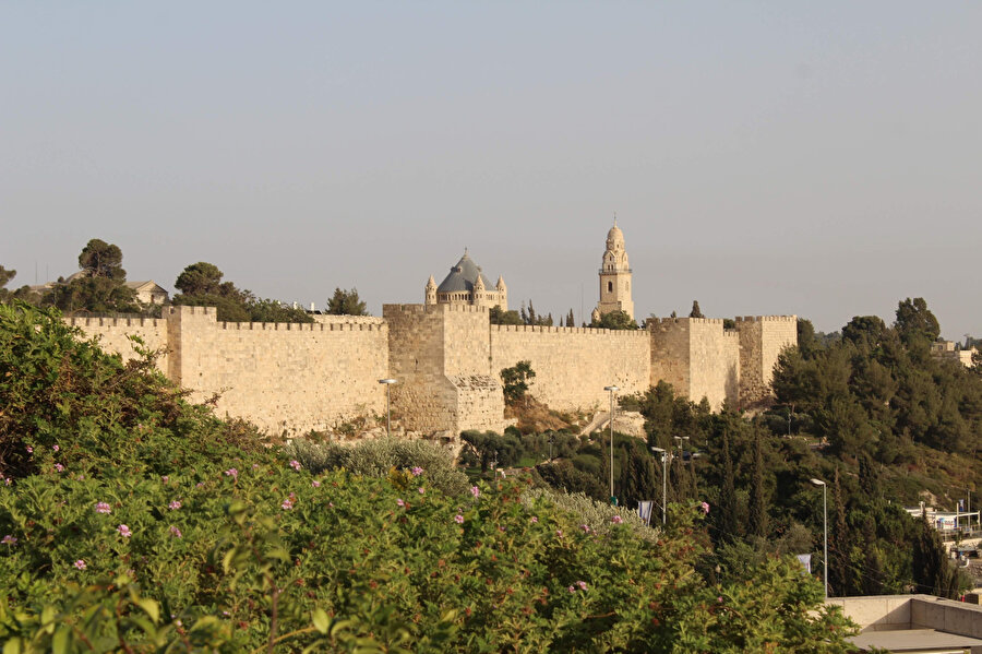 Kudüs şehir surları, Kanûnî Sultan Süleyman'ın emriyle inşa edilmiştir.