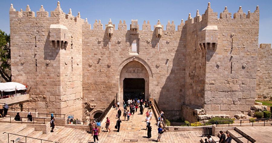 Şam Kapısı, Kudüs surlarındaki en gösterişli ve en büyük kapıdır.