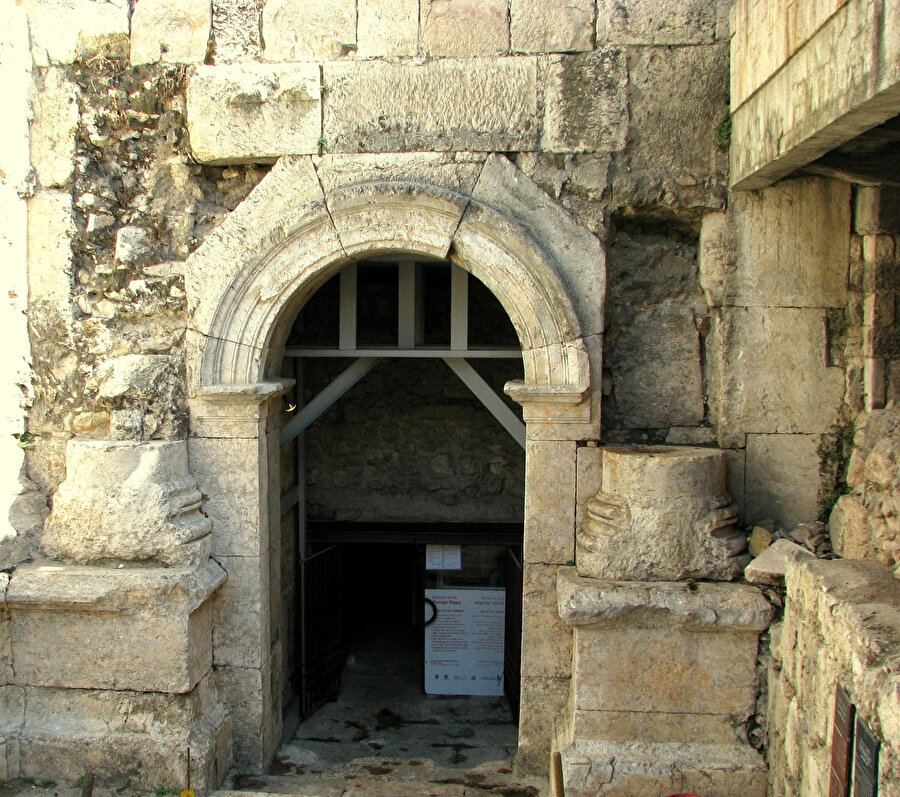Şam Kapısı'nın altındaki Roma kalıntıları... 