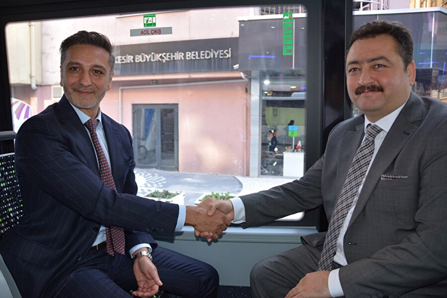 Balikesir Büyükşehir Belediye Başkanı ve TEMSA üst düzey yöneticileri anlaşma için bir araya geldi.