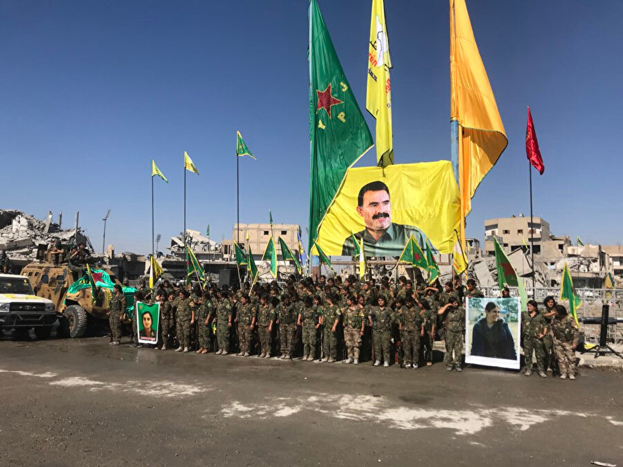 Suriye'nin Kuzeyinde kümelenen YPG'li teröristler, PKK terör örgütünün elebaşı Abdullah Öcalan'ın fotoğrafı önünde poz vermişti. 