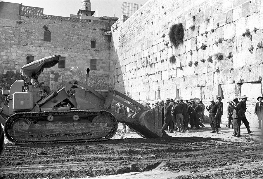 İşgalden hemen sonra, Ağlama Duvarı'nın önündeki alanı açmak için tarihî Mağribliler Mahallesi buldozerlerle yıkılarak yok edildi.