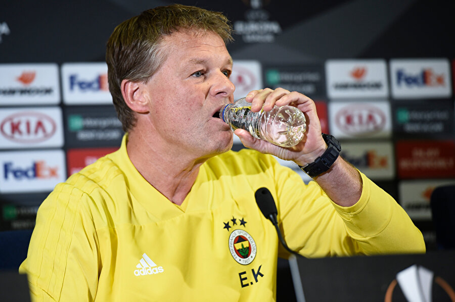 Erwin Koeman, Ülker Stadyumu'nda düzenlenen basın toplantısında su içiyor.