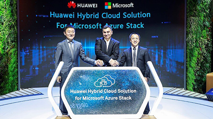 Huawei ve Microsoft yetkilileri anlaşmayı bu pozla duyurdu. 