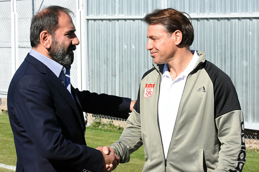 Tamer Tuna, Sivasspor Başkanı Mecnun Otyakmaz ile vedalaşırken.