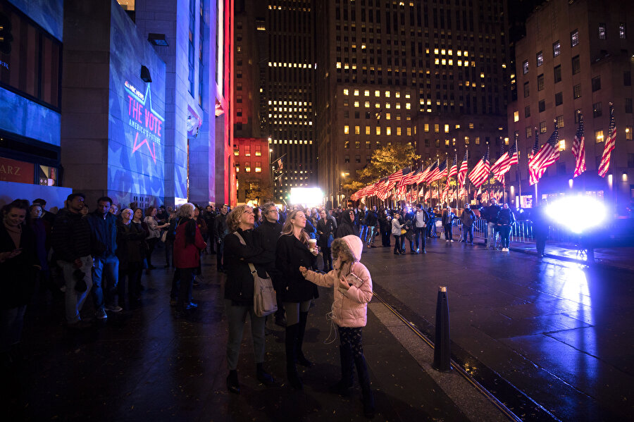 Amerikalı seçmenler Rockefeller Center önünde seçim sonuçlarını takip etti.