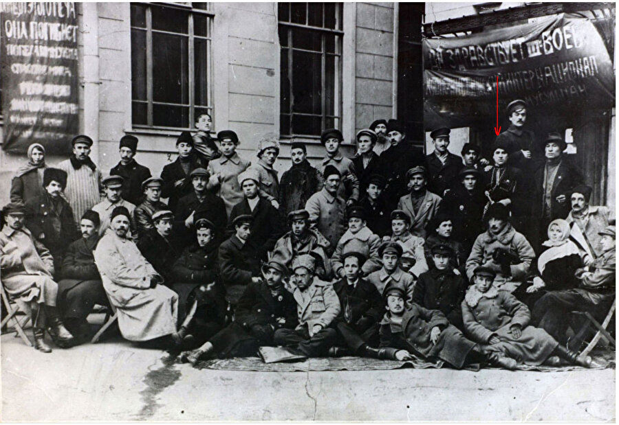 Doğu Halkları Komünist Örgütleri Kongresi'nin delegeleri, Kasım 1918. (Sultangaliyev, ayakta duranlar, 1. sıra, sağdan ikinci)