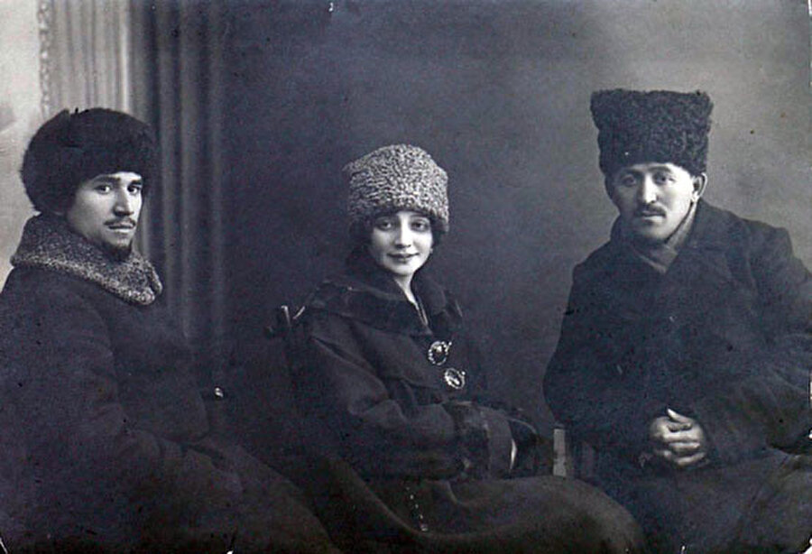 Mirsaid Sultangaliyev (solda), eşi Fatma Erzin ve İsmail Kerimcanov Firdevs.