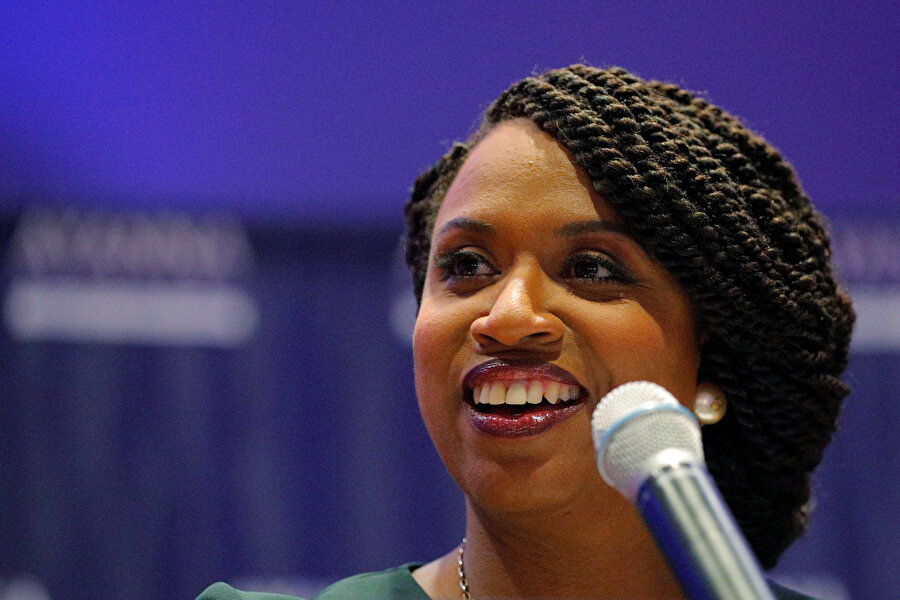 Ayanna Pressley, Kongreye girmeye hak kazanan ilk siyahi kadın oldu.