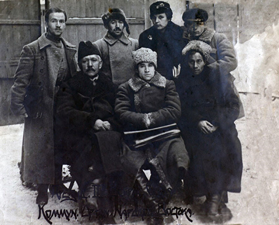Sultangaliyev (oturanların ortasındaki beyaz kalpaklı olan) Doğu Halkları Komünist Örgütleri İkinci Tüm-Rusya Kongresi'nde Moskova'da, 15 Aralık 1919.