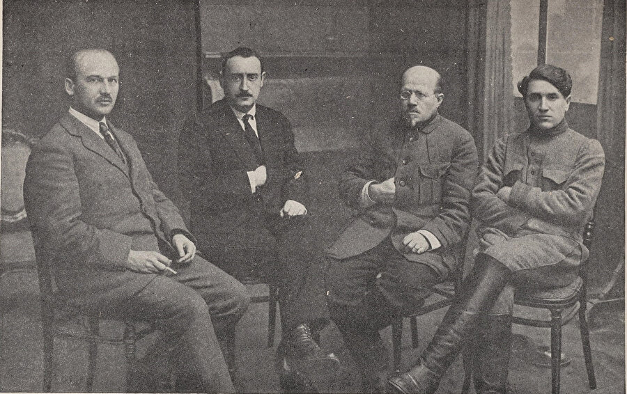 Mirsaid Sultangaliyev ve Narkomnats (Milletler Halk Komiserliği) Komiserleri, 1923. Soldan sağa: Gustav Kasparoviç/Gasparoviç Klinger - Grigori Broydo (Zamnarkom'dan) - Mihail Pavloviç (Komintern Doğu Halkları Seksiyonu Hareket Sovyeti Başkanı) - Mirsaid Sultangaliyev.