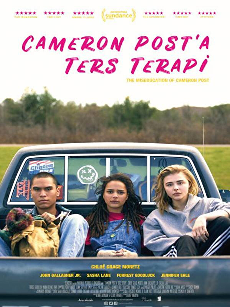 2014 tarihli Appropriate Behavior'ın yönetmeni ve yıldızı olarak tanıdığımız Desiree Akhavan'ın Emily Danforth'un romanından uyarlanan ve Sundance'te ödül kazanan filmi, özgün bir büyüme hikayesini anlatıyor.