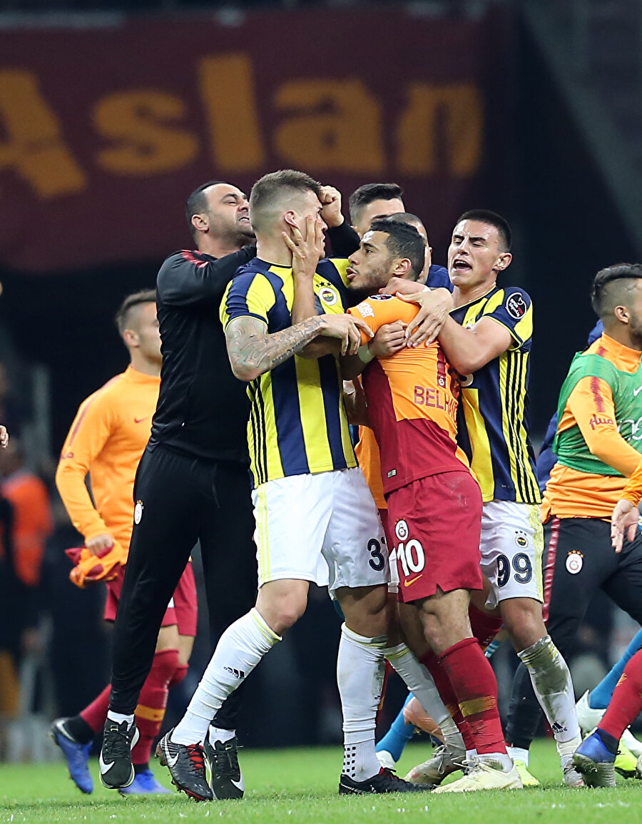 Hasan Şaş, Fenerbahçe forması giyen Martin Skrtel'e arkadan saldırıyor.