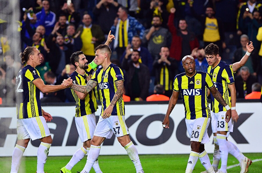 Fenerbahçeli futbolcular ikinci golü hep birlikte kutluyorlar.