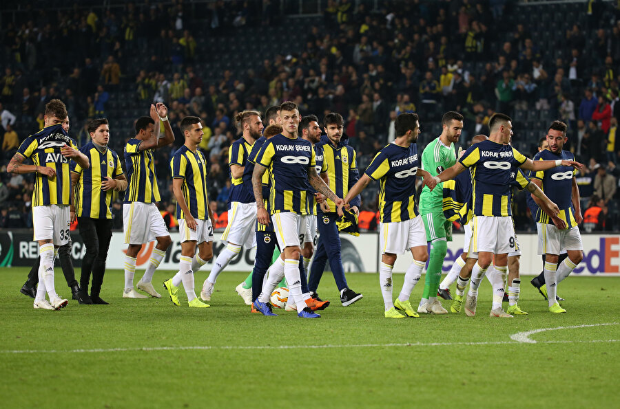 Fenerbahçeli futbolcular maç sonunda Koray Şener'e özel hazırlanan formalarla tribünlere gitti.