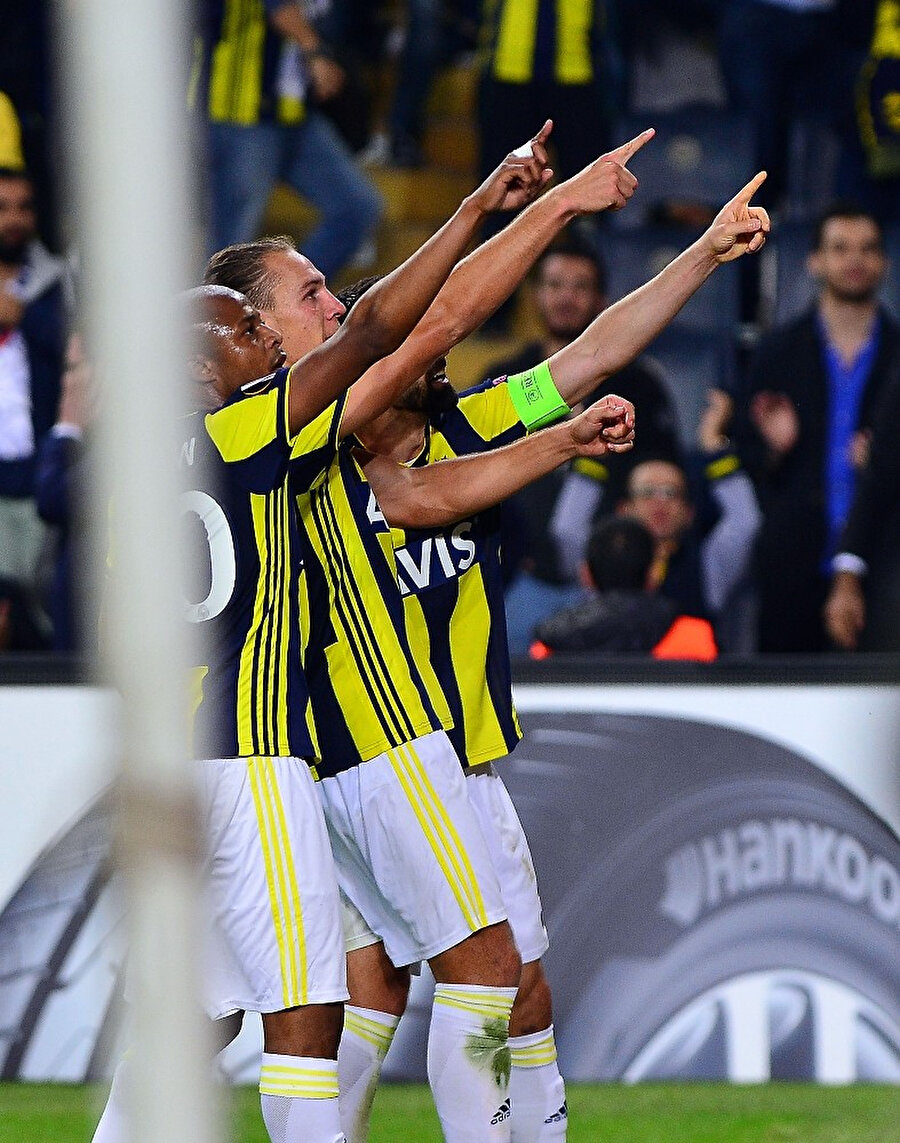 Fenerbahçe'de Ayew, Frey ve Valbuena golü birlikte kutluyor.
