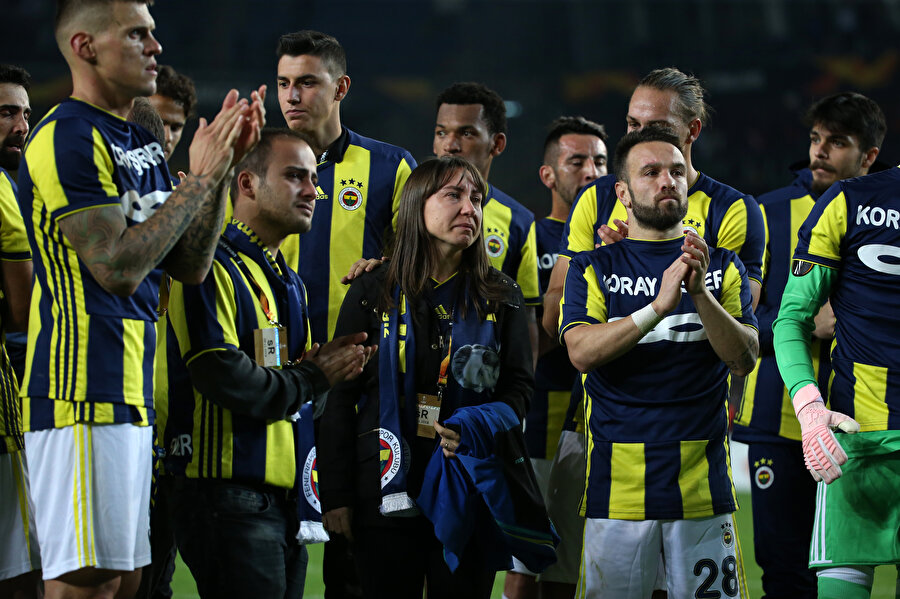 Fenerbahçe futbolcular; maç sonunda özel olarak hazırlanan formaları giyerek Koray Şener'in ailesi ile buluştu ve stadın tamamını turlayarak taraftarları selamladı.
