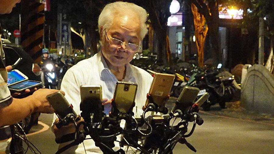 70 yaşındaki Chen San-yuan ve Pokemon canavarına benzeyen bisikleti.