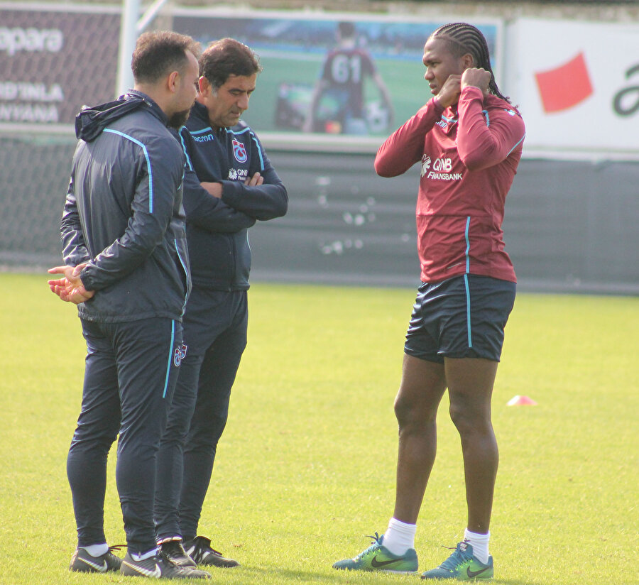 Teknik direktör Ünal Karaman, golcü oyuncu Rodallega ile özel olarak görüştü.