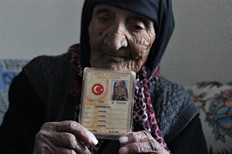 Selanik’te 1900 yılında dünyaya gelen Fatma Bingöl, oturduğu evde torunun torunuyla birlikte yaşıyor. Yaşlı kadının torunu ise 76 yaşında.