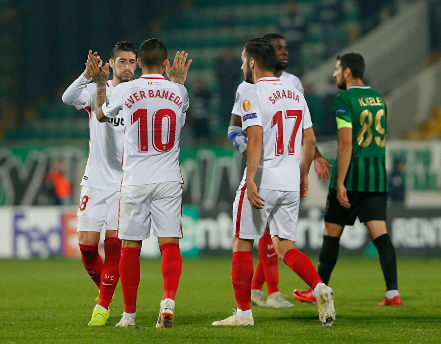 Sevilla forması giyen oyuncular, Akhisar deplasmanında alınan 3 puanı kutluyor.
