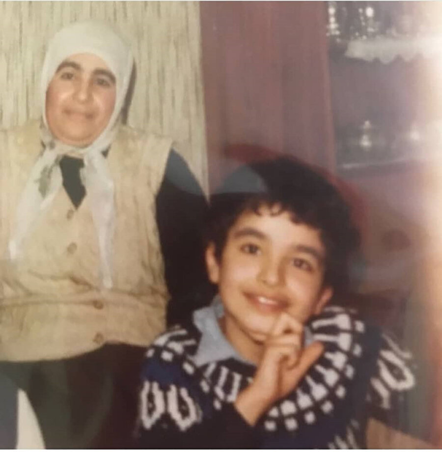 Rahmetli İsmihan Hanım'ın yıllar öncesinde oğlu Bekir Develi'yle çekilmiş fotoğrafı.