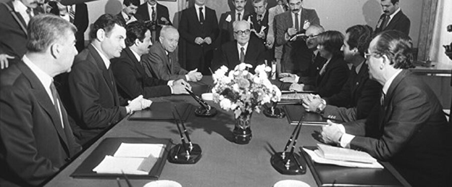 82 Anayasasının yapılmasında önemli bir isim olan Orhan Aldıkaçtı (masanın başında)