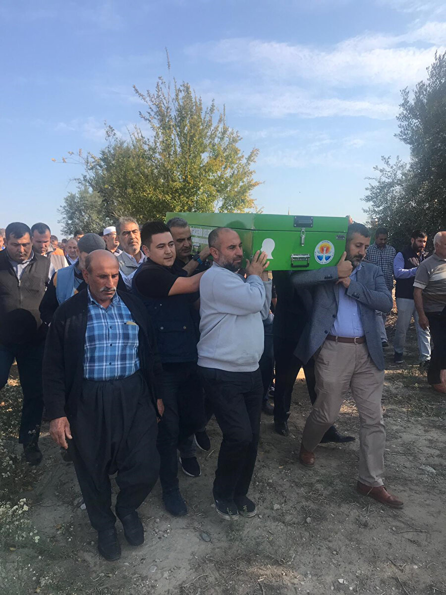 Bekir Develi annesi merhume İsmihan Develi'yi son yolculuğuna uğurluyor.