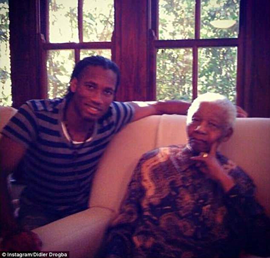 Drogba'nın Mandela'yla çekildiği hatıra fotoğrafı.