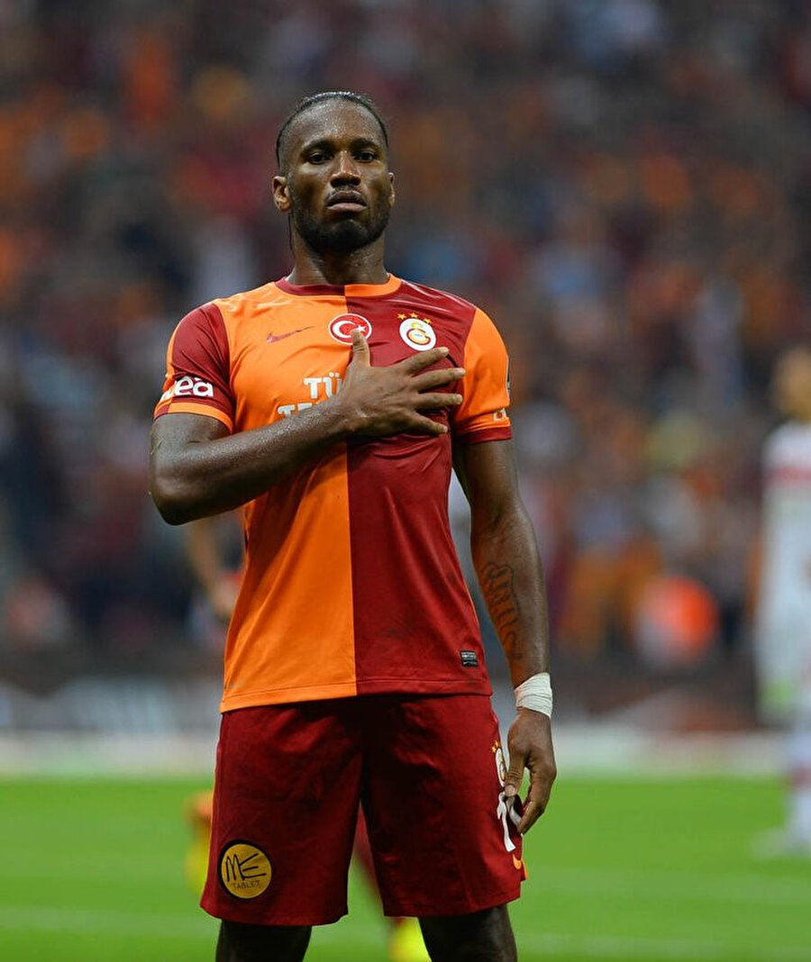 Drogba, Galatasaray formasıyla attığı golün ardından ikonik Metin Oktay duruşuyla taraftarların kalbini fethediyor.