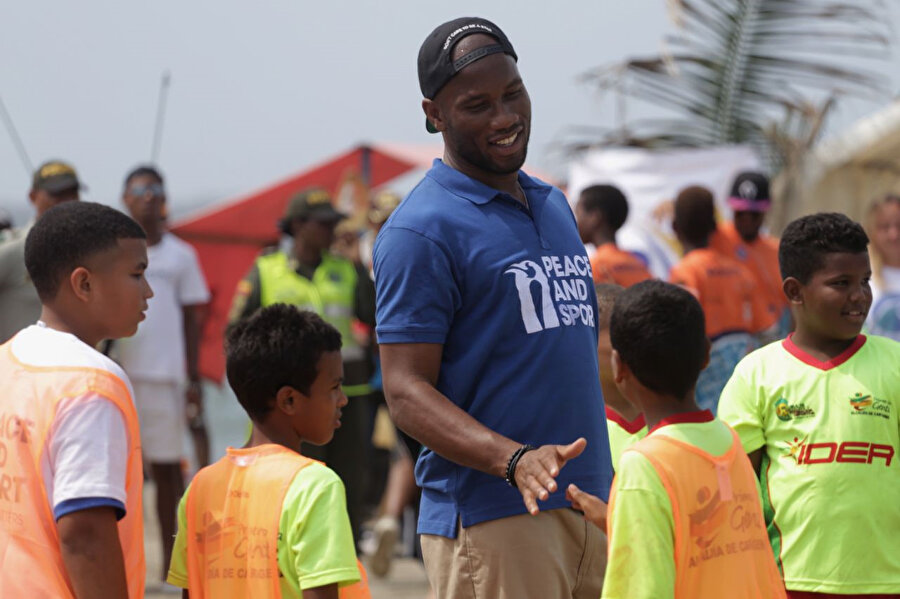 Didier Drogba, Kolombiya'da yardıma muhtaç çocuklarla vakit geçiriyor.