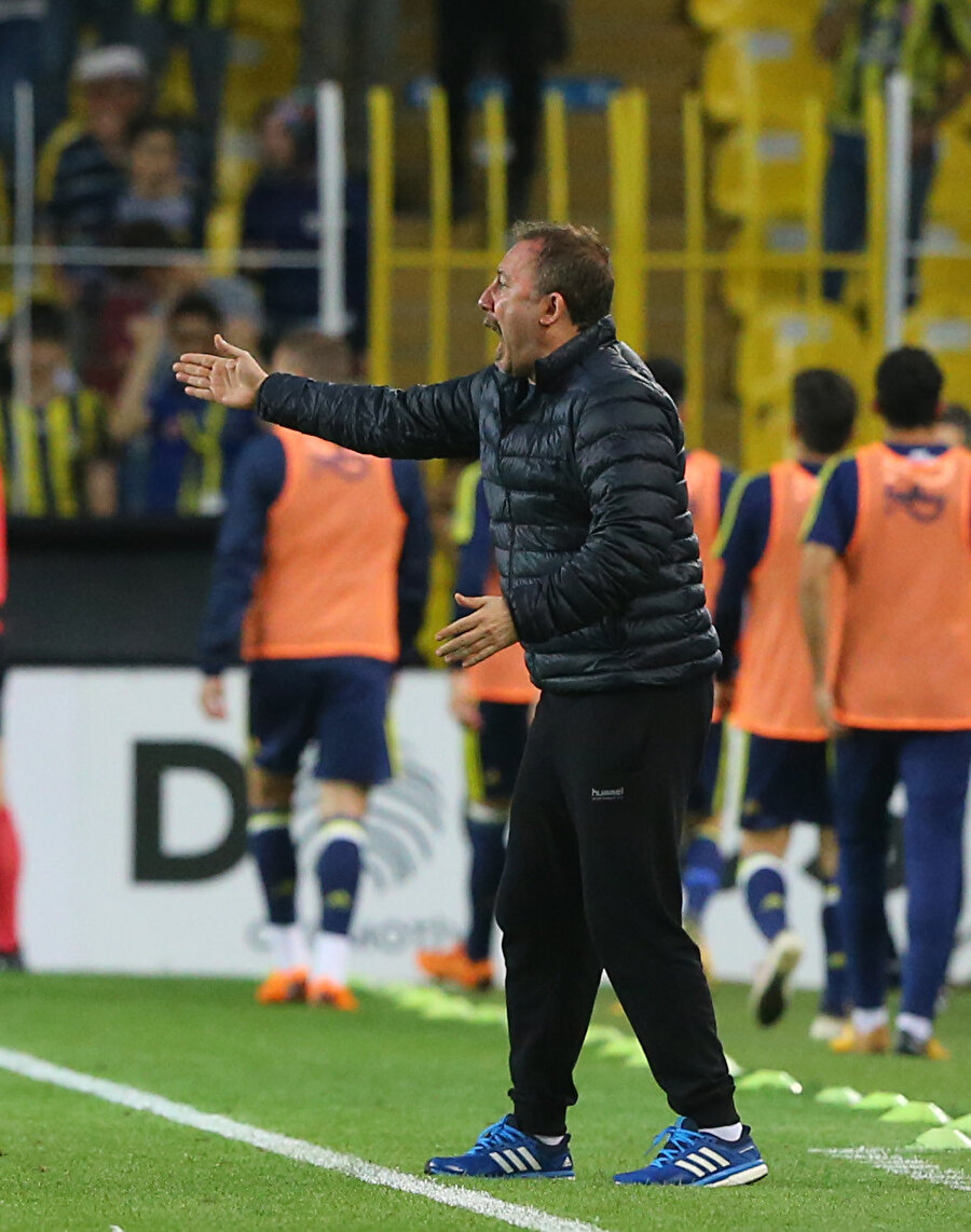 Sergen Yalçın, Atiker Konyaspor'u çalıştırdığı dönemde Kadıköy'de oynanan mücadele oyuncularına direktifler veriyor.
