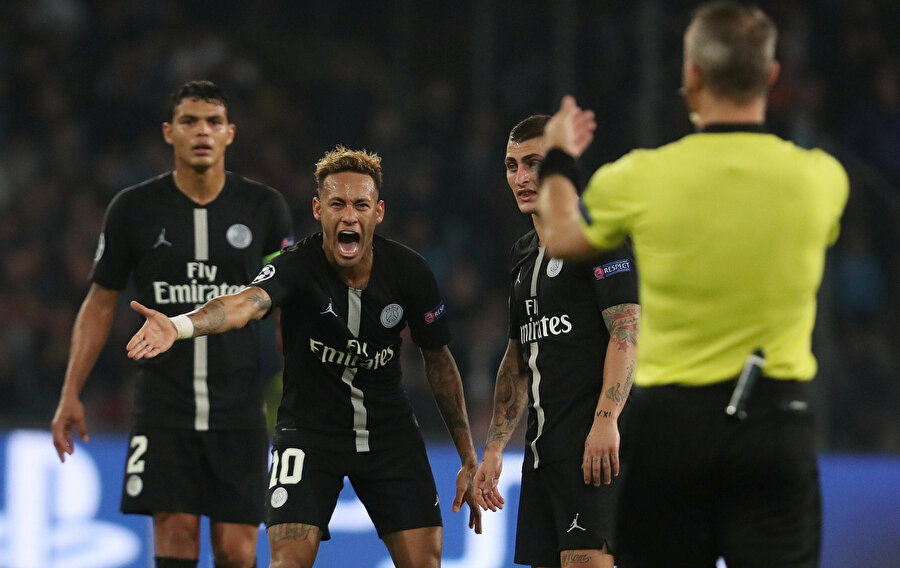 Neymar, Napoli maçının hakemi Bjorn Kuipers'e tepki gösteriyor.