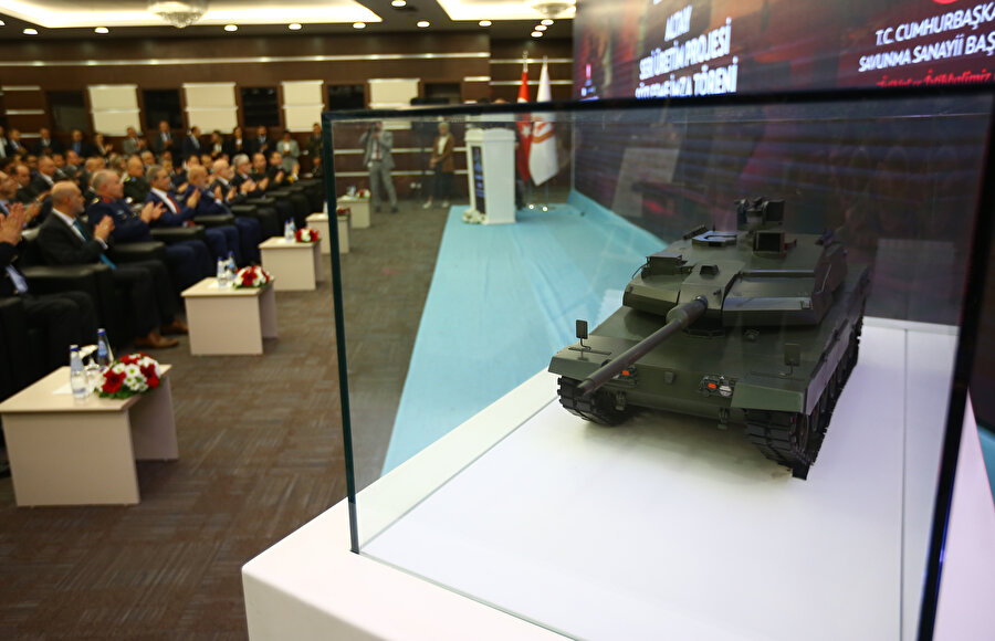 Törende Altay tankının minyatürü sergilendi.