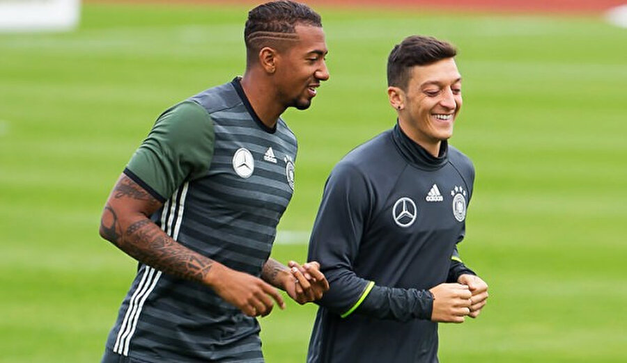 Boateng ve Mesut Özil idmanda düz koşu yaparken sohbet ediyor.