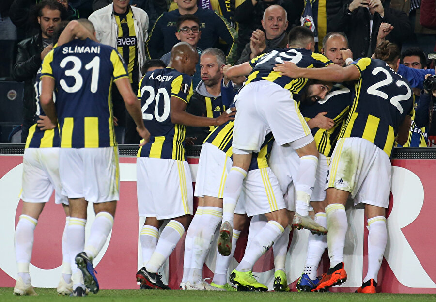Fenerbahçeli futbolcular Anderlecht karşısında atılan ikinci golü kutluyor.