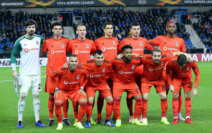 Beşiktaşlı oyuncular karşılaşma öncesi takım fotoğrafı çektirdiler.