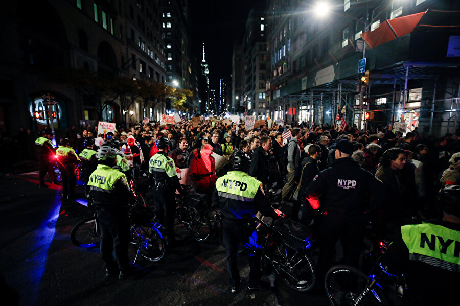 ABD'li vatandaşlar Başkan Trump'ı protesto etti. 