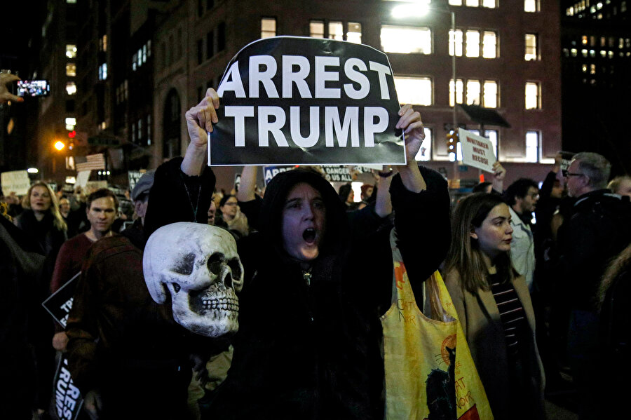 Göstericiler, Trump'ı tutukla' yazılı pankartlar taşıdı.
