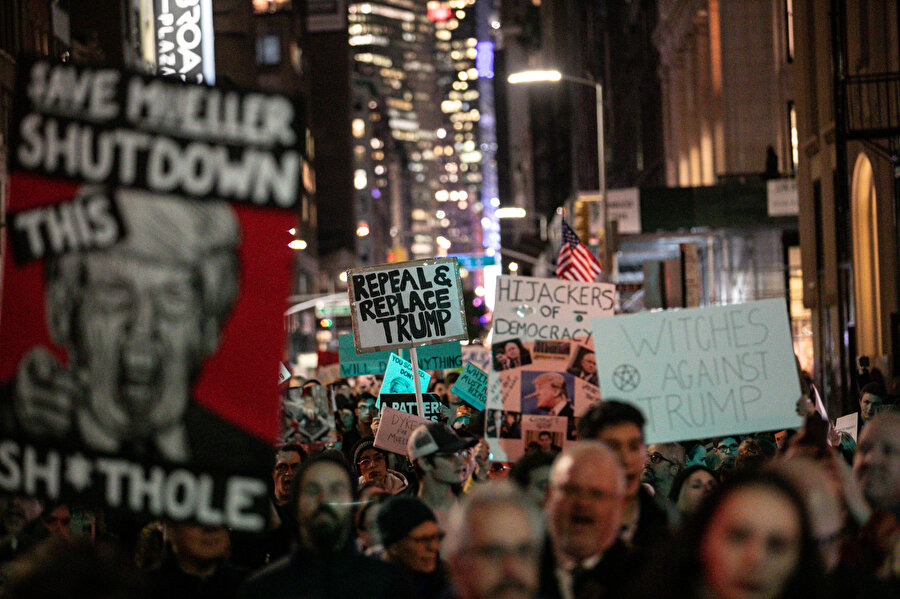 Protestolar, "Hiç kimse hukukun üstünde değildir." sloganı altında düzenlendi.