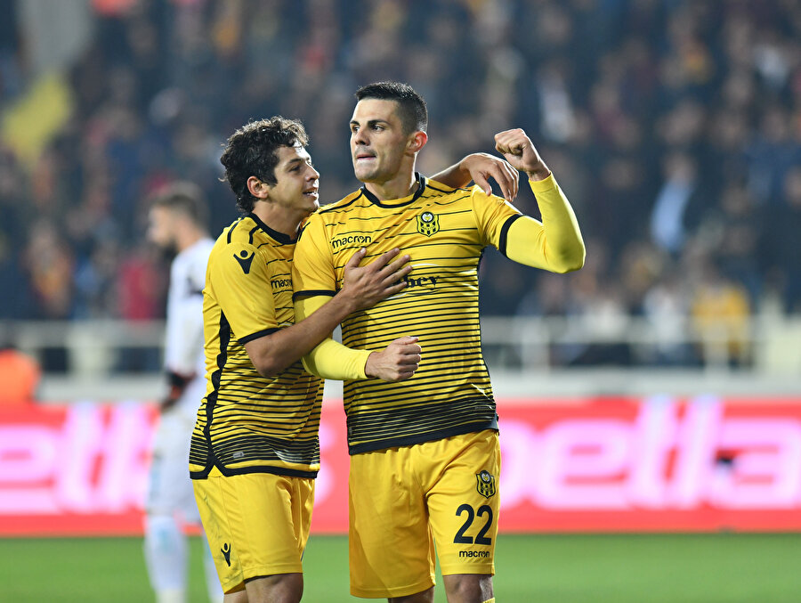Evkur Yeni Malatyasporlu oyuncuların dördüncü golün sevincini böyle yaşadı.