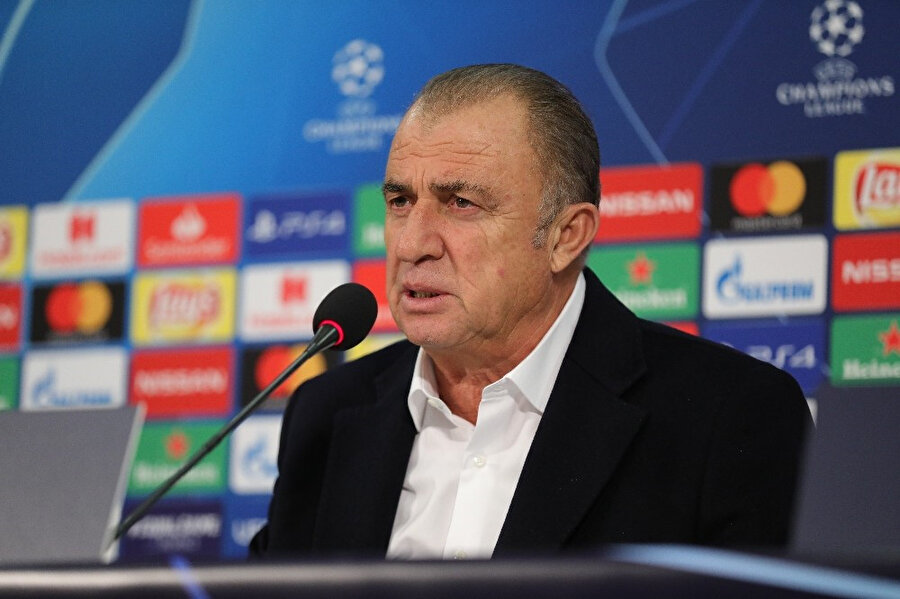 Fatih Terim, Schalke 04 maçı sonrası basın toplantısında konuşma yaparken.