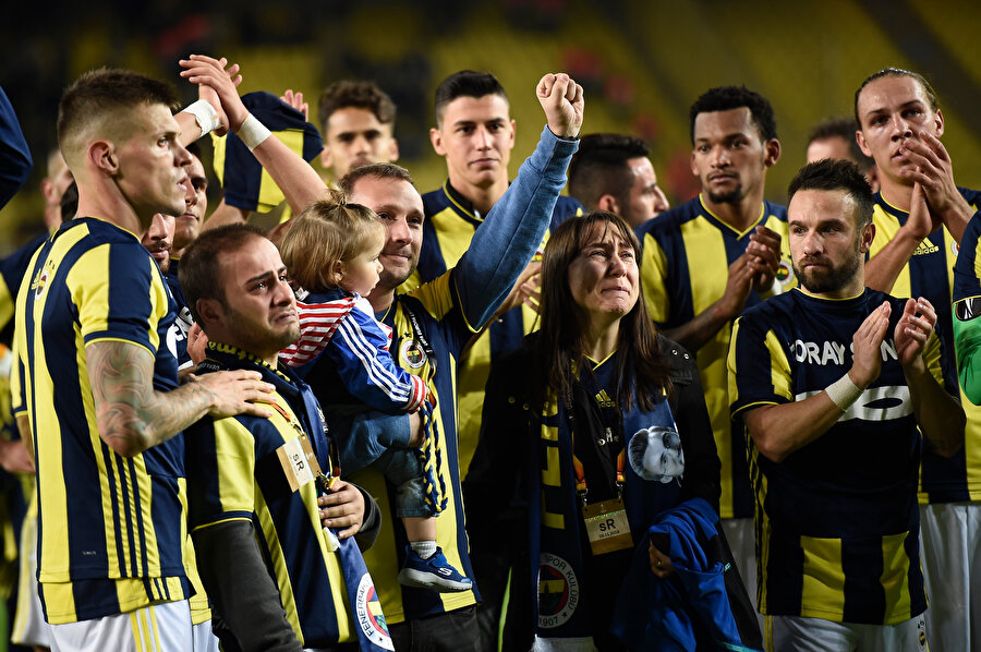 Karşılaşma sonrası Fenerbahçeli futbolcular, vefat eden Fenerbahçe taraftarı Koray Şener'in ailesi ile birlikte tribünleri selamladılar.