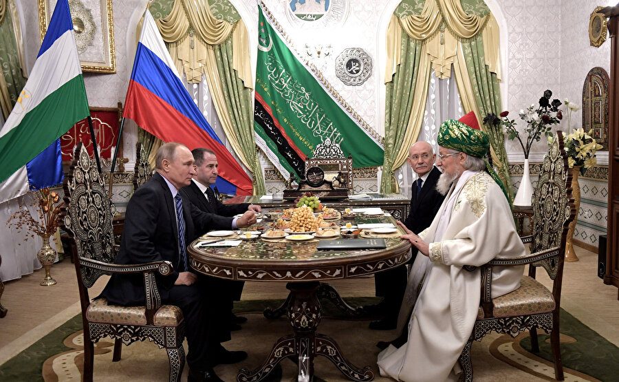 Rusya Müslümanları Merkezi Dini İdaresi Başkanı Baş Müftüsü Talgat Taceddin Rusya Devlet Başkanı Vladimir Putin'le birlikte.